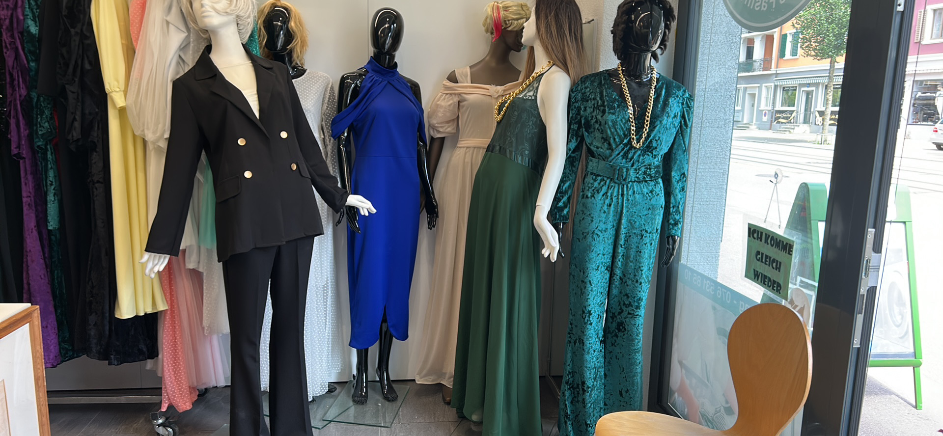 Schaufenster von Tailor Shop Sayed mit Kleidern und Anzügen auf Schneiderpuppen