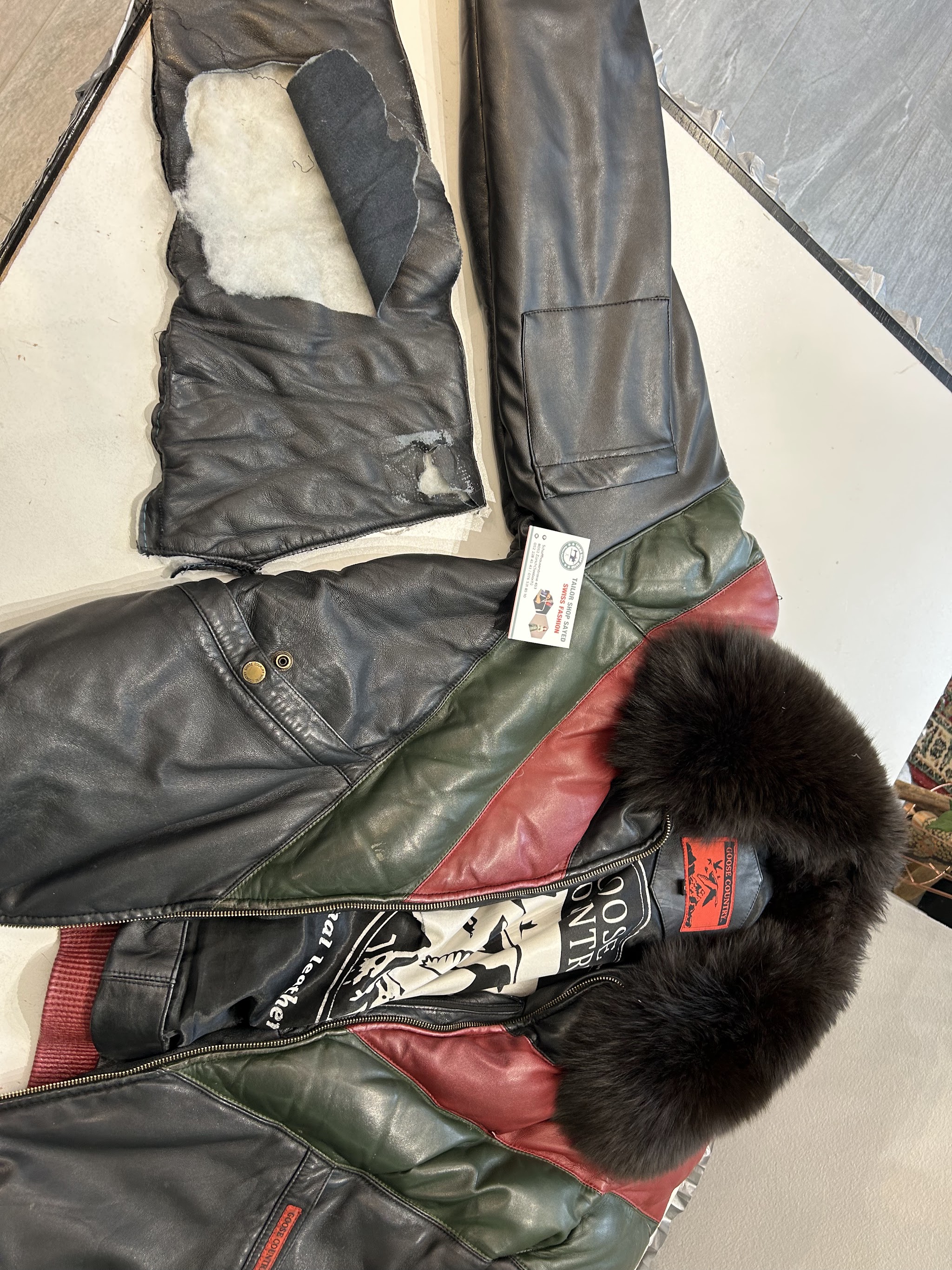Lederjacke mit Pelzkragen, Futter geöffnet, mit Reparaturzettel