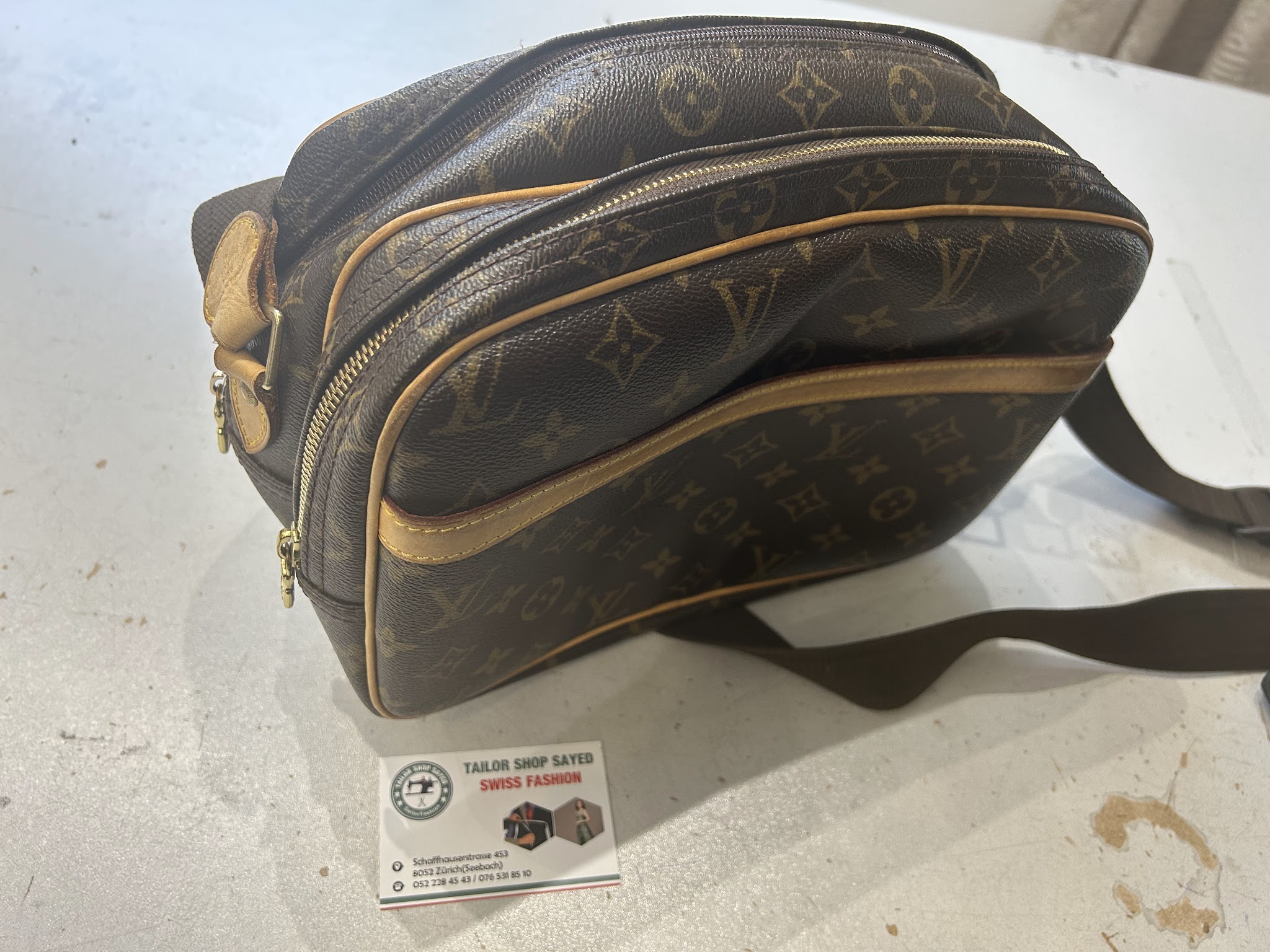 Tasche mit Monogramm-Muster auf dem Arbeitstisch