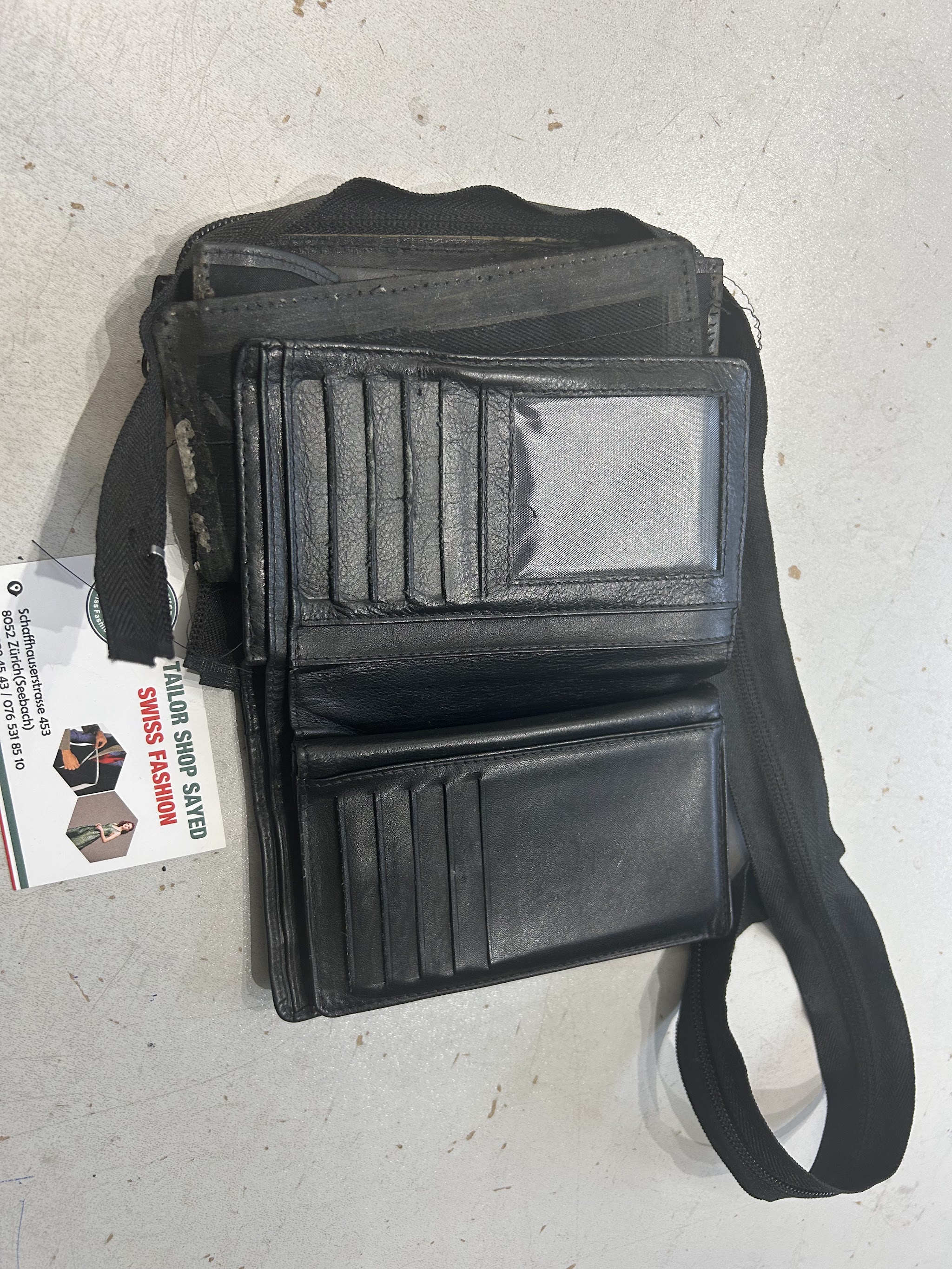 Geöffnete schwarze Geldbörse aus Leder
